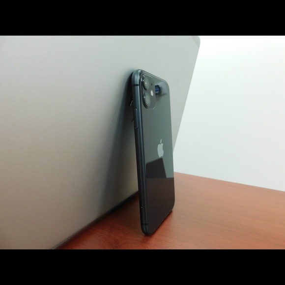iPhone 11 64GB (unlocked for any carrier) - Picture 7 of 8